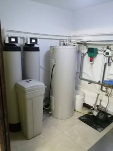 全屋净水，守护全家每一滴用水。
从饮水到洗漱、洗衣、做饭，层层过滤余氯、杂质与重金属，呵护肌肤与健康。
小巧省空间，出水稳定无异味，老人孩子都安心。
搞定全屋净水，给家人更纯净的生活品质。